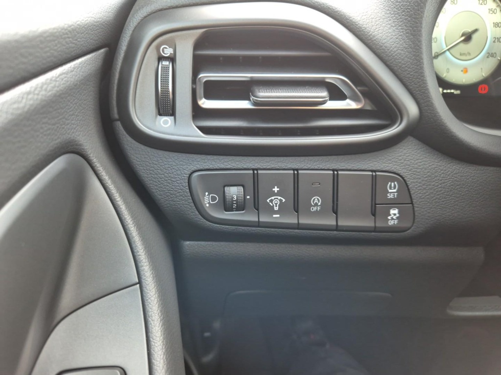 HYUNDAI i30 1.5 Gasoline 97hp - ref: 7-44224 - Photo 14