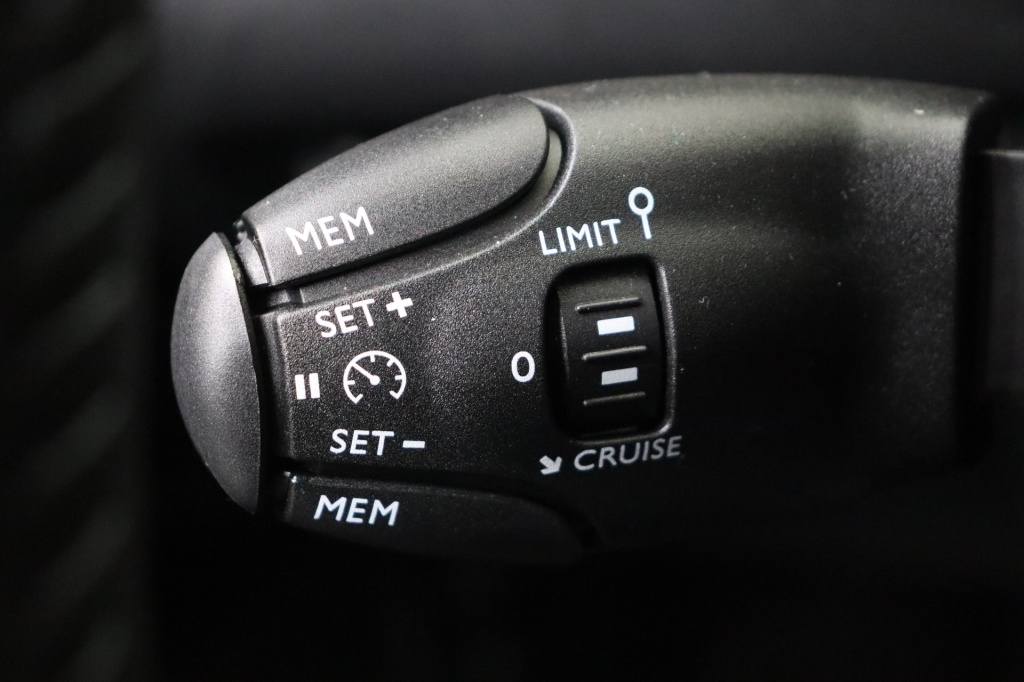 PEUGEOT 2008 Allure 1.2 Turbo 100 hp Man. 6 - ref: 7-47723 - Photo 19