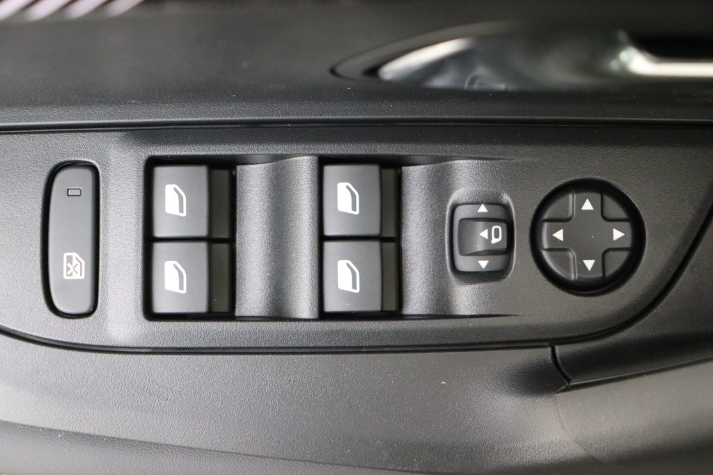 PEUGEOT 2008 Allure 1.2 Turbo 100 hp Man. 6 - ref: 7-47724 - Photo 17