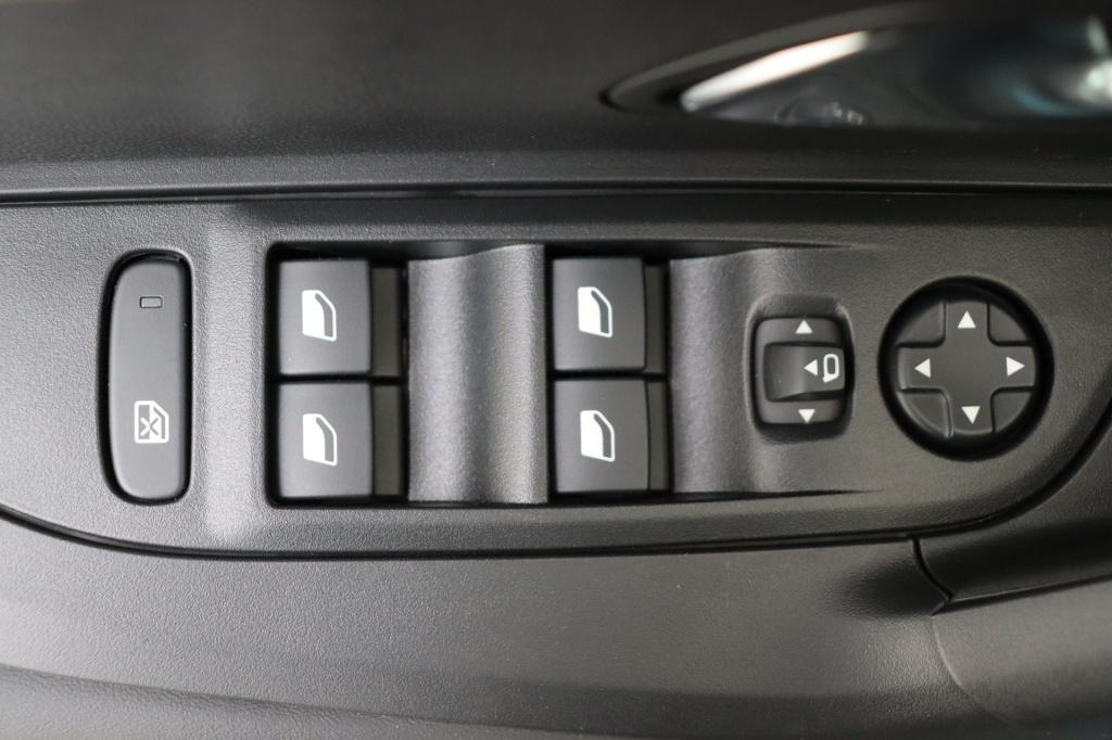 PEUGEOT 2008 Allure Hybrid 145 hp e-DSC6 - ref: 7-49261 - Photo 17