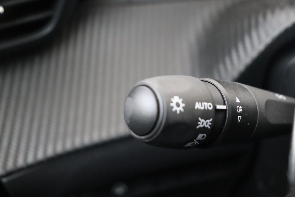 PEUGEOT 2008 Allure Hybrid 145 hp e-DSC6 - ref: 7-49274 - Photo 17