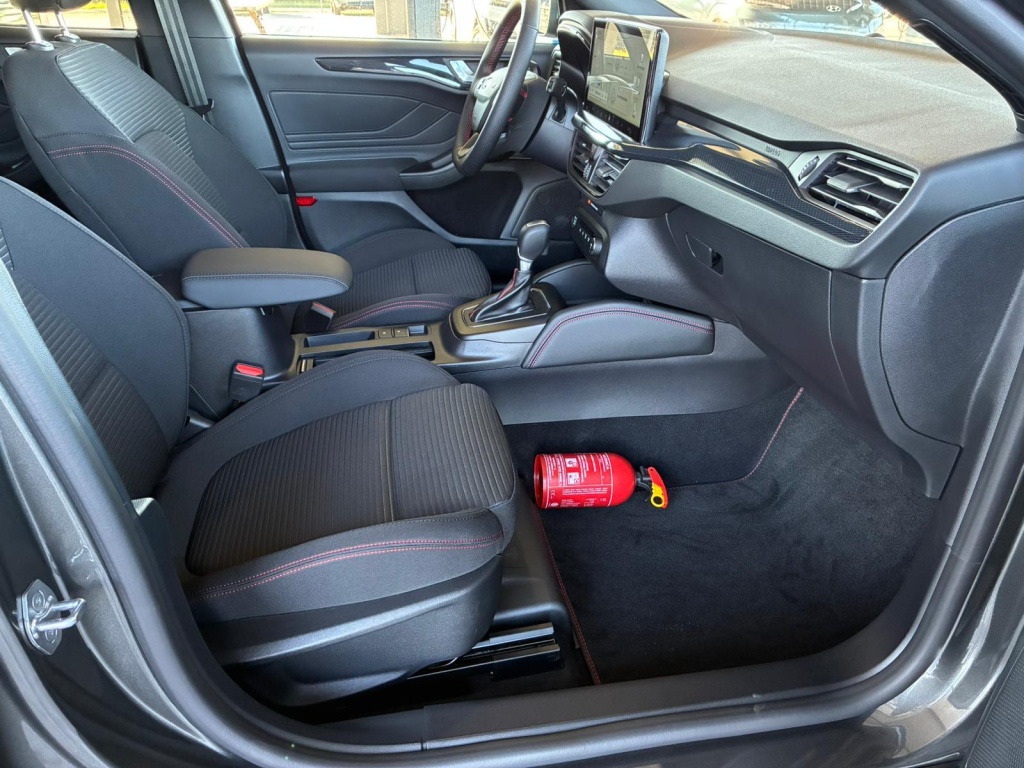 FORD Focus ST-Line X 1.0L Hybrid (999cc) Automatic (7-speed) - ref: 7-52741 - Photo 9