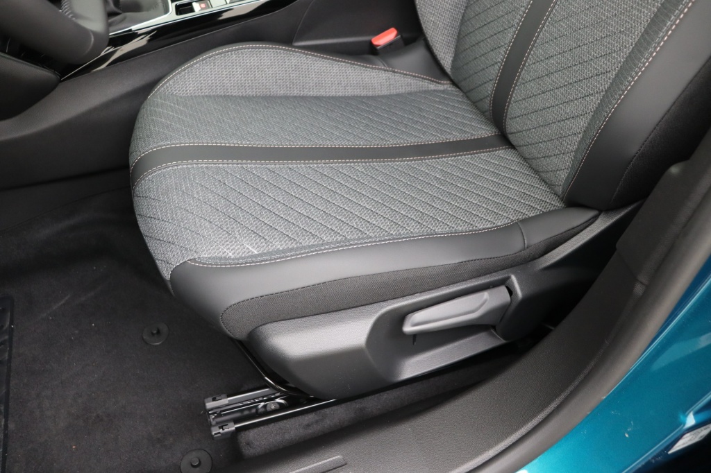 PEUGEOT 2008 Allure  1.2 Turbo 100 hp Man. 6    - ref: 7-56282 - Photo 15