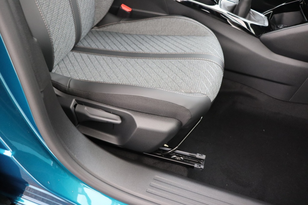 PEUGEOT 2008 Allure  1.2 Turbo 100 hp Man. 6    - ref: 7-56282 - Photo 16