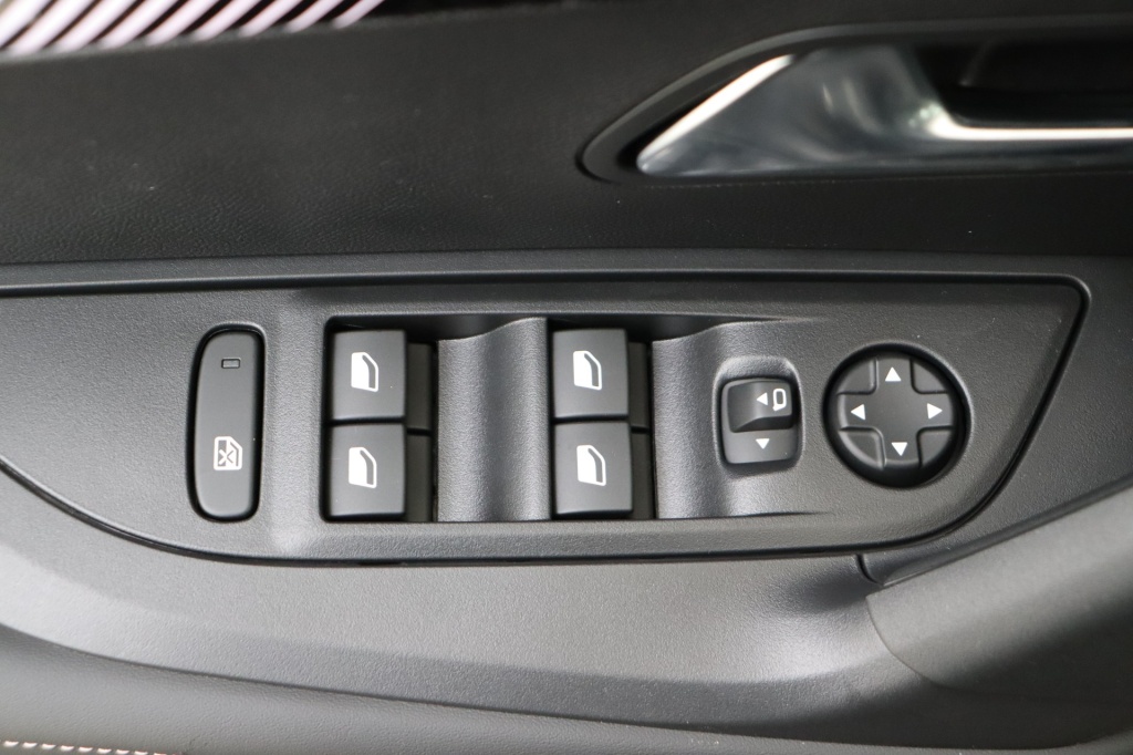 PEUGEOT 2008 Allure  1.2 Turbo 100 hp Man. 6    - ref: 7-56290 - Photo 14