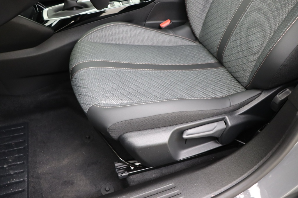 PEUGEOT 2008 Allure  1.2 Turbo 100 hp Man. 6    - ref: 7-56290 - Photo 15