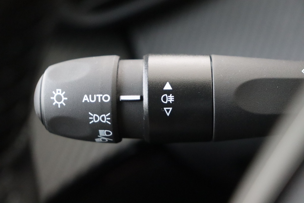 PEUGEOT 2008 Allure  1.2 Turbo 100 hp Man. 6    - ref: 7-56290 - Photo 17