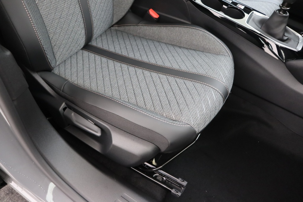 PEUGEOT 2008 Allure  1.2 Turbo 100 hp Man. 6    - ref: 7-56301 - Photo 16