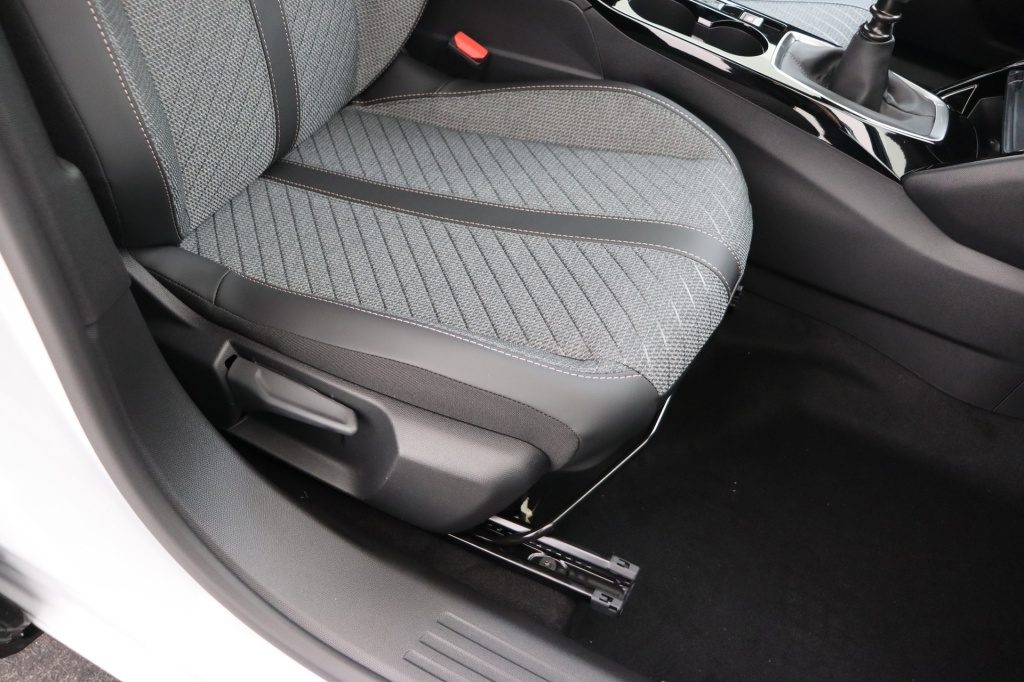 PEUGEOT 2008 Allure  1.2 Turbo 100 hp Man. 6    - ref: 7-56330 - Photo 16