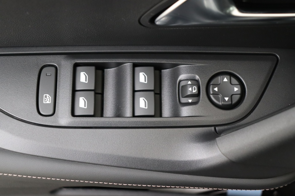 PEUGEOT 2008 Allure  1.2 Turbo 100 hp Man. 6    - ref: 7-56336 - Photo 14