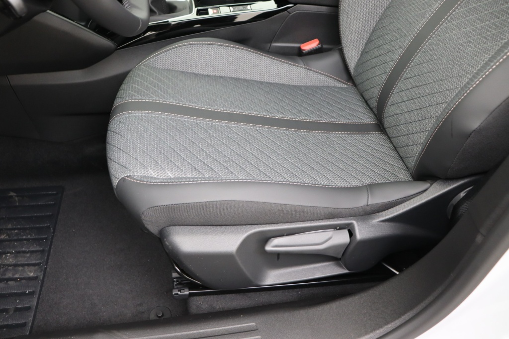 PEUGEOT 2008 Allure  1.2 Turbo 100 hp Man. 6    - ref: 7-56336 - Photo 15