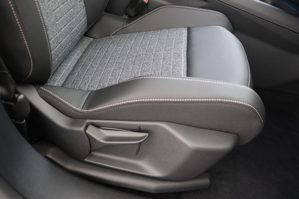 PEUGEOT 5008 Allure Hybrid 145 e-DCS6 - ref: 7-56716 - Photo 15