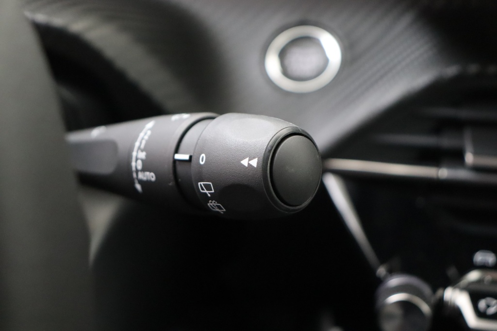 PEUGEOT 2008 Allure Hybrid 145 hp e-DSC6 - ref: 7-56900 - Photo 18