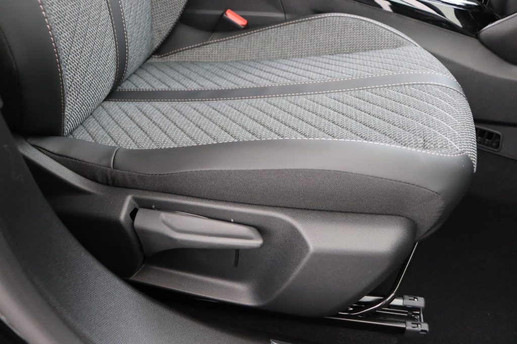 PEUGEOT 2008 Allure Hybrid 145 hp e-DSC6 - ref: 7-56910 - Photo 15