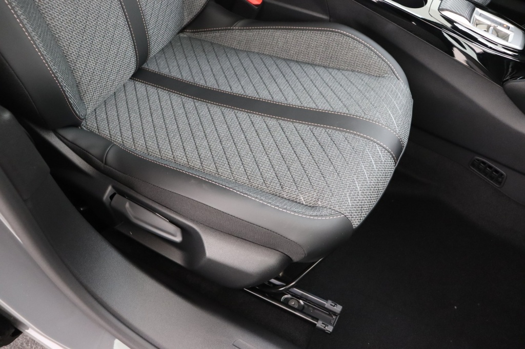 PEUGEOT 2008 Allure Hybrid 145 hp e-DSC6 - ref: 7-56917 - Photo 16