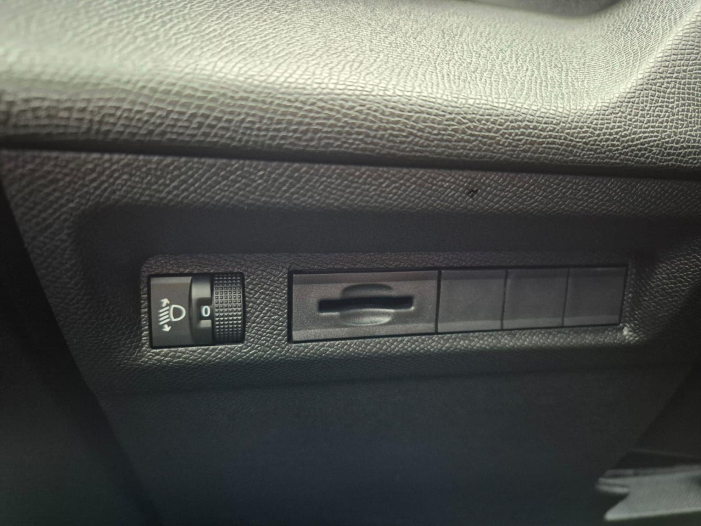 PEUGEOT 308 SW Allure SW 1.2 Gasoline 144hp - ref: 7-57052 - Photo 13