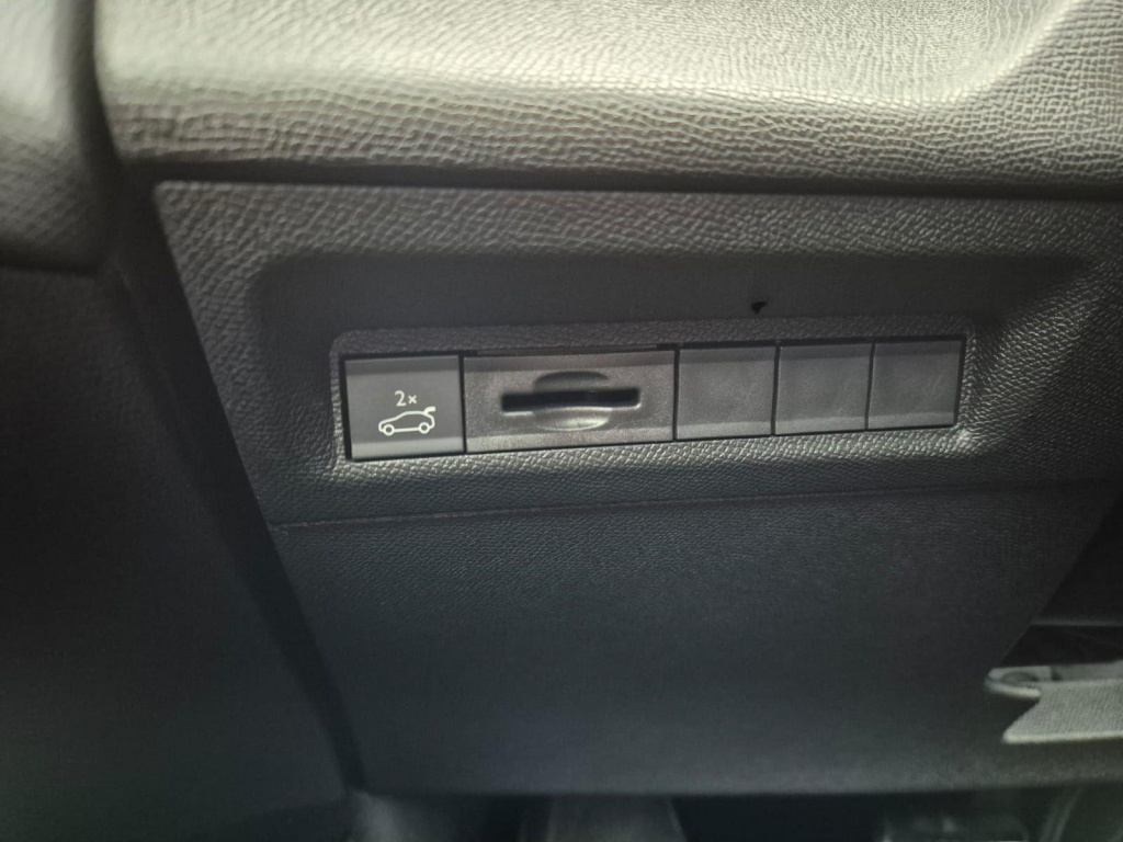 PEUGEOT 308 SW GT SW 1.2 Hybrid 144hp - ref: 7-57053 - Photo 18