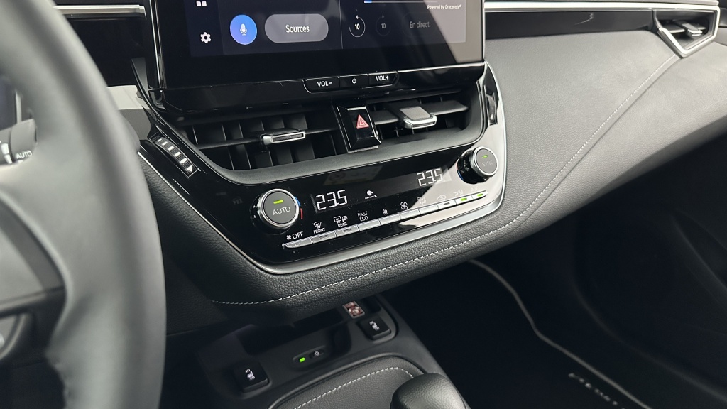 TOYOTA Corolla Touring Sport X 1.8 Hybrid 140ch Design (Team Player) - ref: 8-GLI00002681 - Photo 19