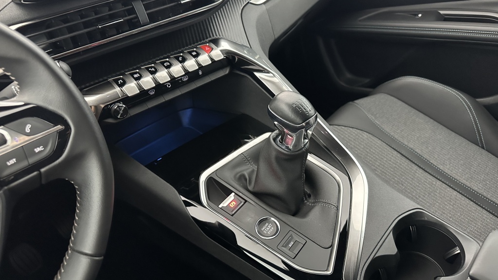 PEUGEOT 3008 1.2 PureTech 130ch Allure Pack - ref: 8-GLI00002874 - Photo 16