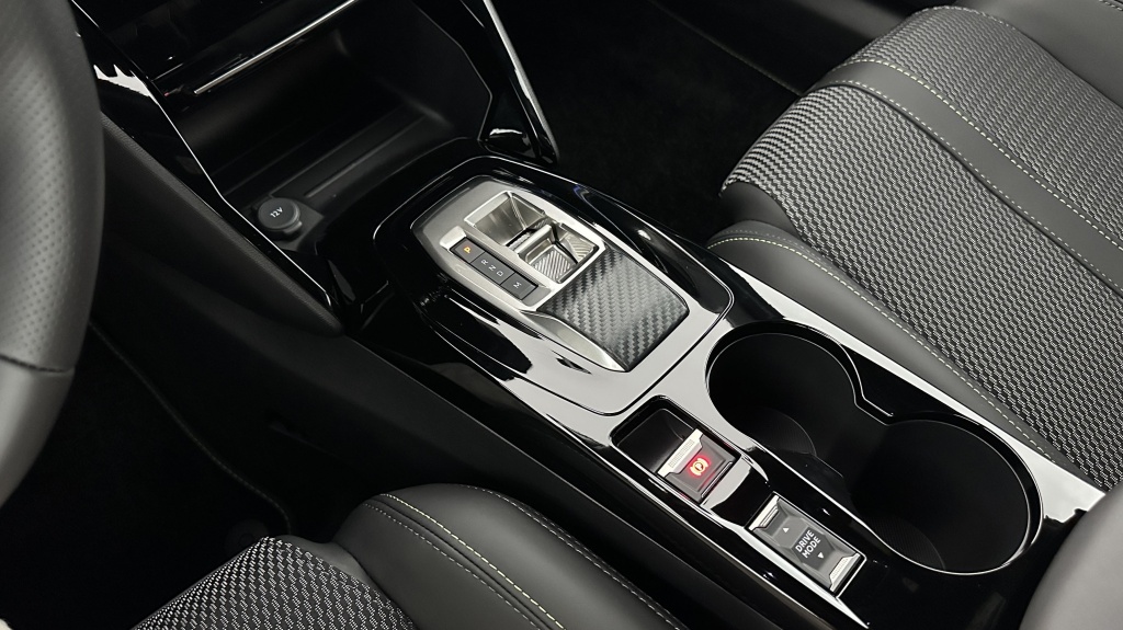 PEUGEOT 2008 II(2) 1.2 Hybrid 136ch GT e-DCS6 - ref: 8-GLI00003077 - Photo 17