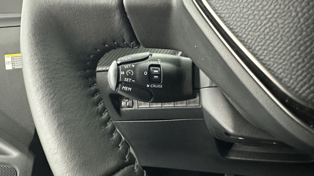 PEUGEOT 2008 1.2 PureTech 100ch Allure - ref: 8-GLI00006854 - Photo 18