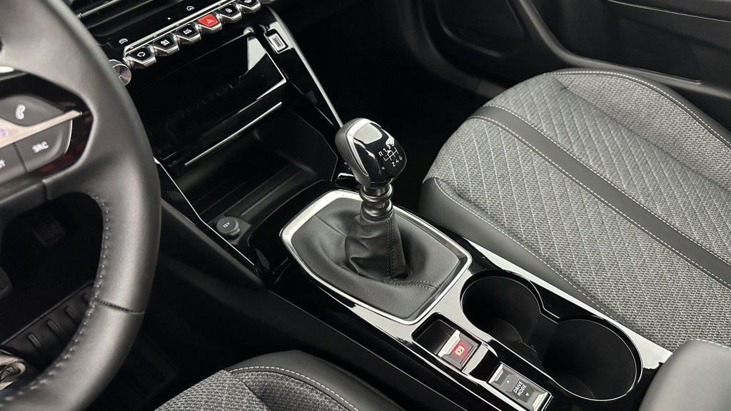 PEUGEOT 2008 1.2 PureTech 100ch Allure - ref: 8-GLI00008267 - Photo 16