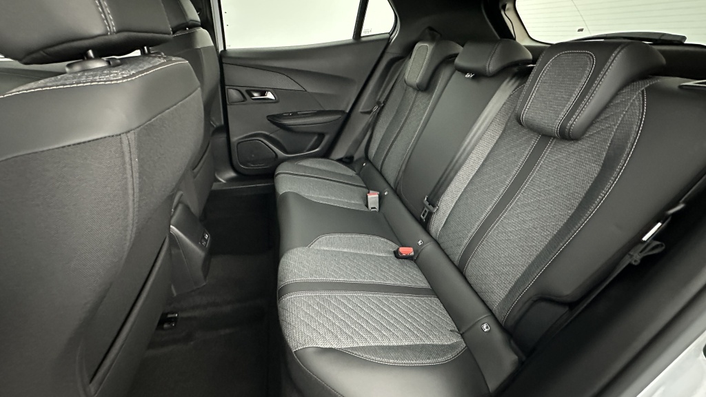PEUGEOT 2008 1.2 PureTech 100ch Allure - ref: 8-GLI00008270 - Photo 9