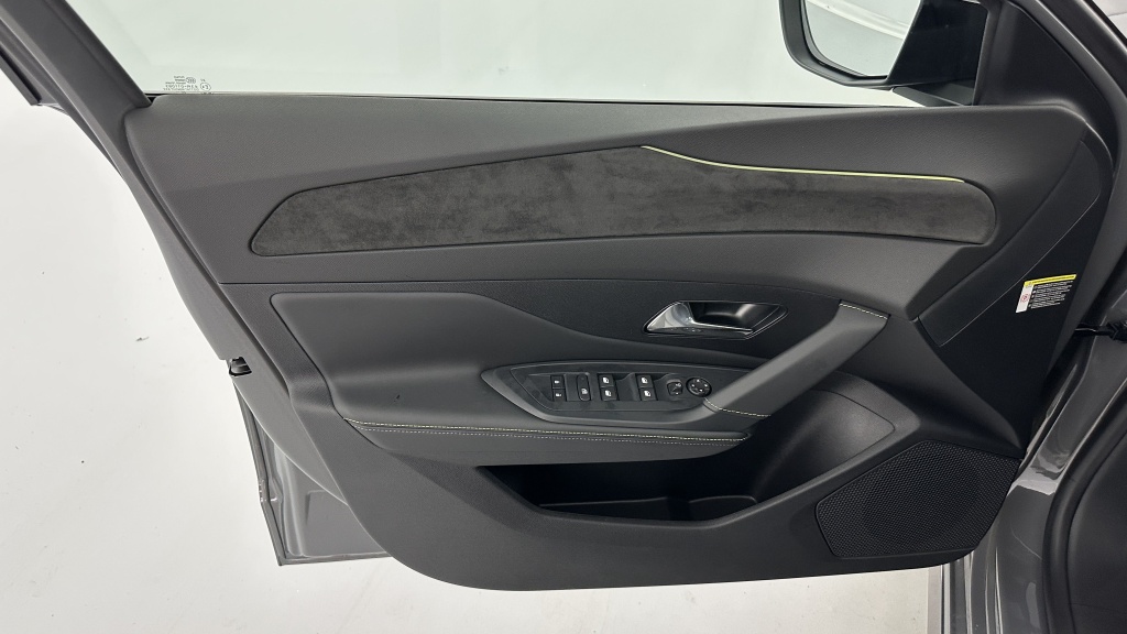 PEUGEOT 308 III(2) 1.2 Hybrid 145ch GT e-DCS6 - ref: 8-GLI00010346 - Photo 13