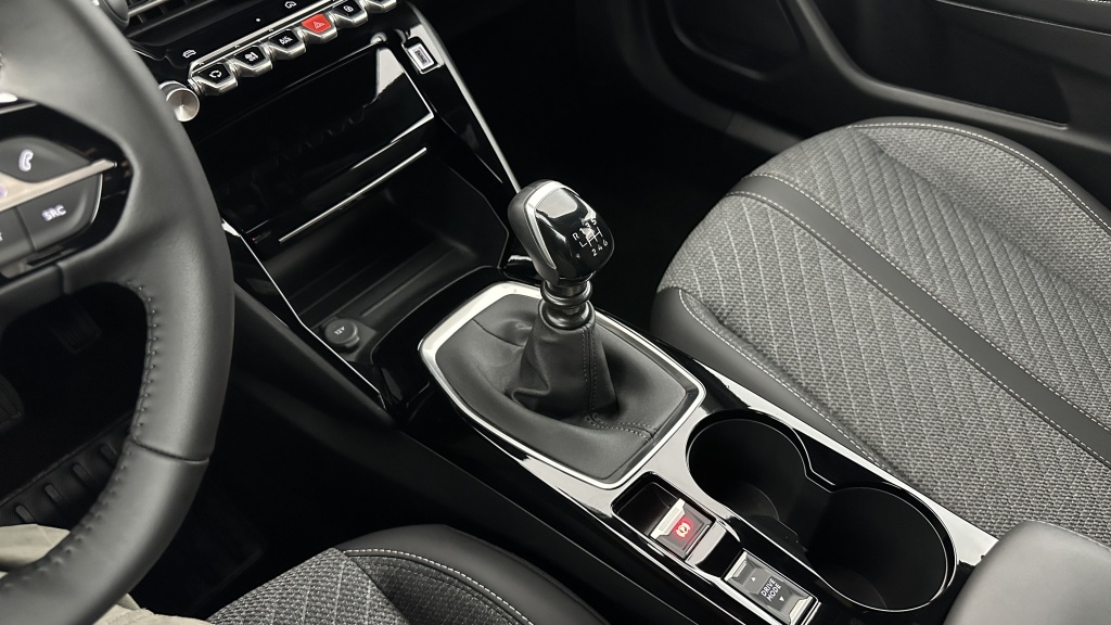 PEUGEOT 2008 1.2 PureTech 100ch Allure - ref: 8-GLI00012400 - Photo 17