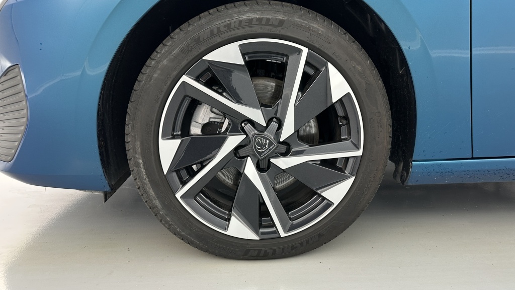 PEUGEOT 308 1.2 Hybrid 136ch Allure e-DCS6 - ref: 8-GLI00012402 - Photo 11