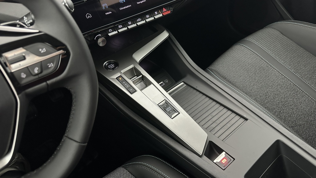 PEUGEOT 308 1.2 Hybrid 145ch Allure e-DCS6 - ref: 8-GLI00012404 - Photo 16