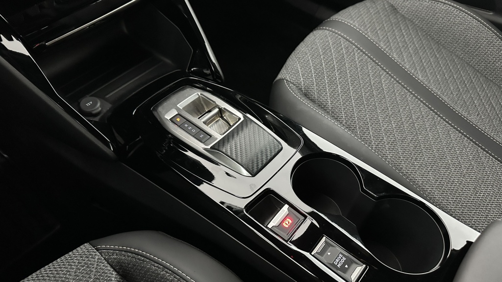 PEUGEOT 2008 II 1.2 Hybrid 145ch Allure e-DCS6 - ref: 8-GLI00012407 - Photo 17