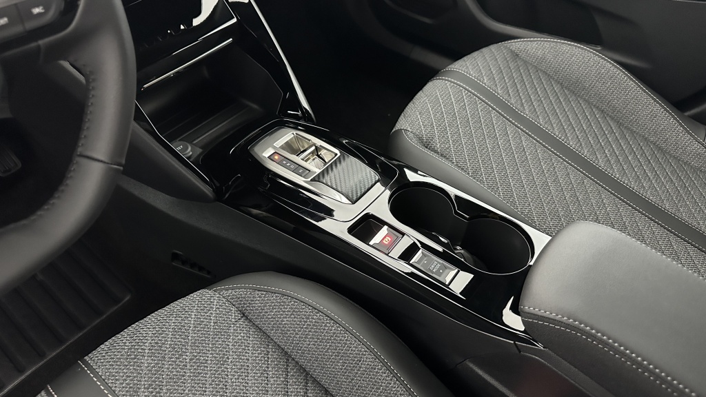 PEUGEOT 2008  II 1.2 Hybrid 145ch Allure e-DCS6 - ref: 8-GLI00012498 - Photo 16