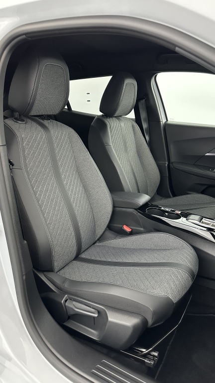 PEUGEOT 2008 II 1.2 Hybrid 136ch Allure e-DCS6 - ref: 8-GLI00026365 - Photo 18