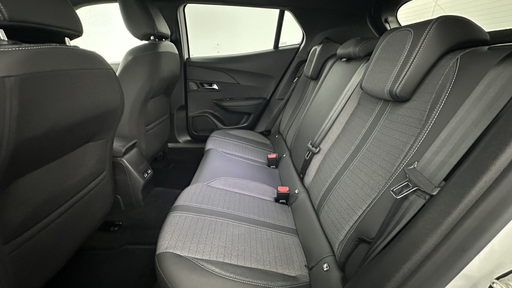 PEUGEOT 2008 II 1.2 PureTech 130ch Allure Pack EAT8 - ref: 8-GLI00027062 - Photo 9