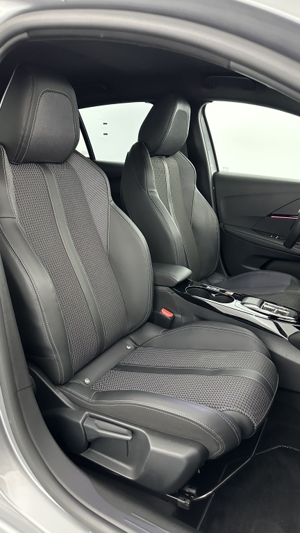 PEUGEOT 208 II 1.2 PureTech 130ch GT EAT8 - ref: 8-GLI00027170 - Photo 18