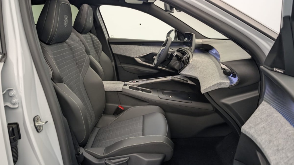 PEUGEOT 3008 Hybrid 145 e-DCS6 GT - ref: 1-333091 - Photo 9