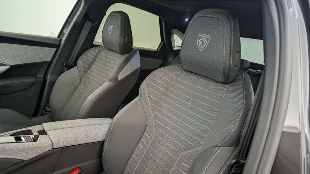 PEUGEOT 3008 Hybrid 145 e-DCS6 GT - ref: 1-333114 - Photo 16