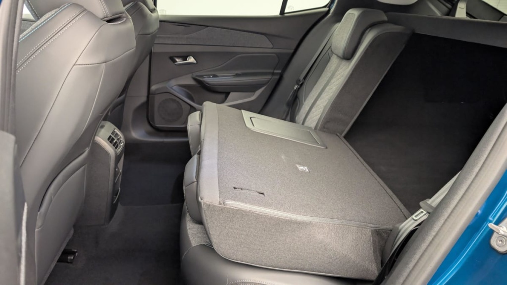 PEUGEOT 408 Hybrid 136 e-DCS6 Allure - ref: 1-334627 - Photo 10