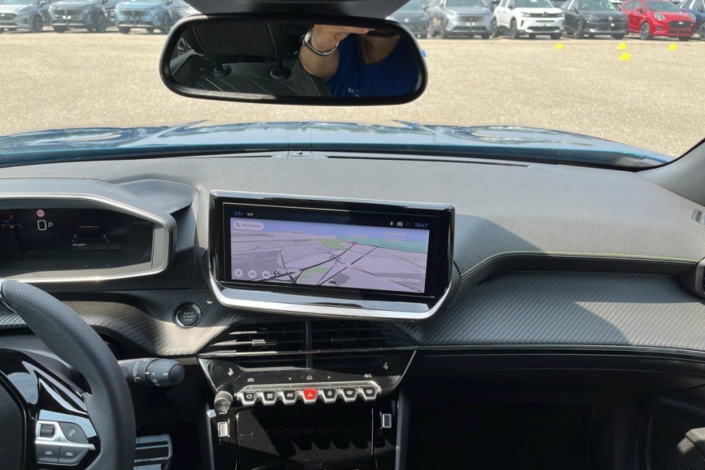 PEUGEOT 2008 Hybrid 145 e-DCS6 GT - ref: 1-337300 - Photo 18