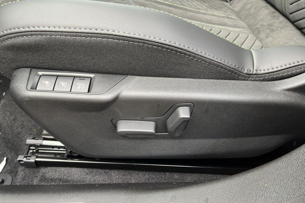 PEUGEOT 2008 Hybrid 145 e-DCS6 GT - ref: 1-337327 - Photo 18