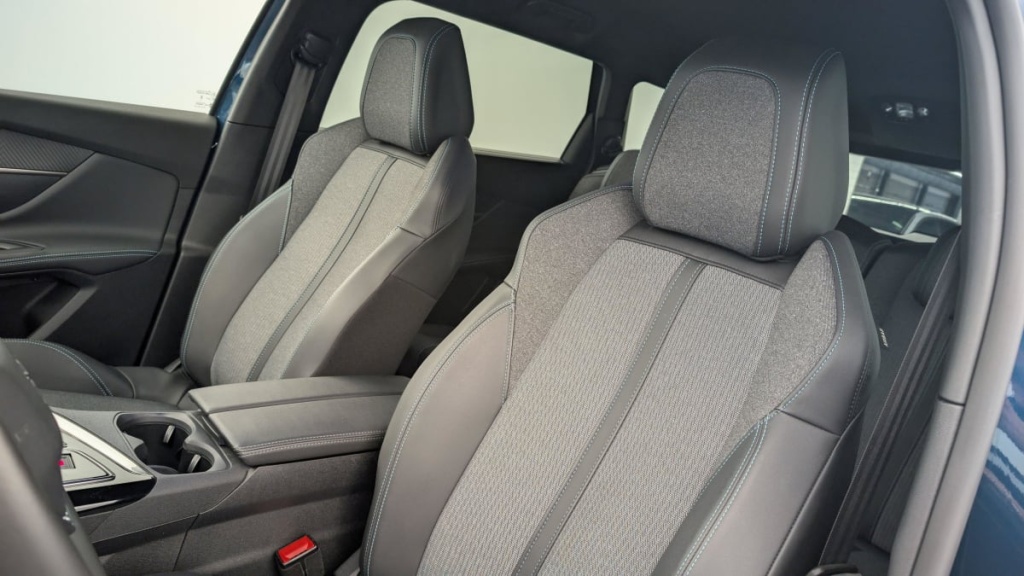 PEUGEOT 5008 Hybrid 136 e-DCS6 Allure Pack - ref: 1-346304 - Photo 16