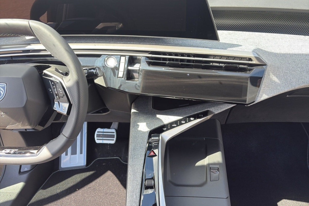 PEUGEOT 3008 Hybrid 145 e-DCS6 GT - ref: 1-347421 - Photo 17