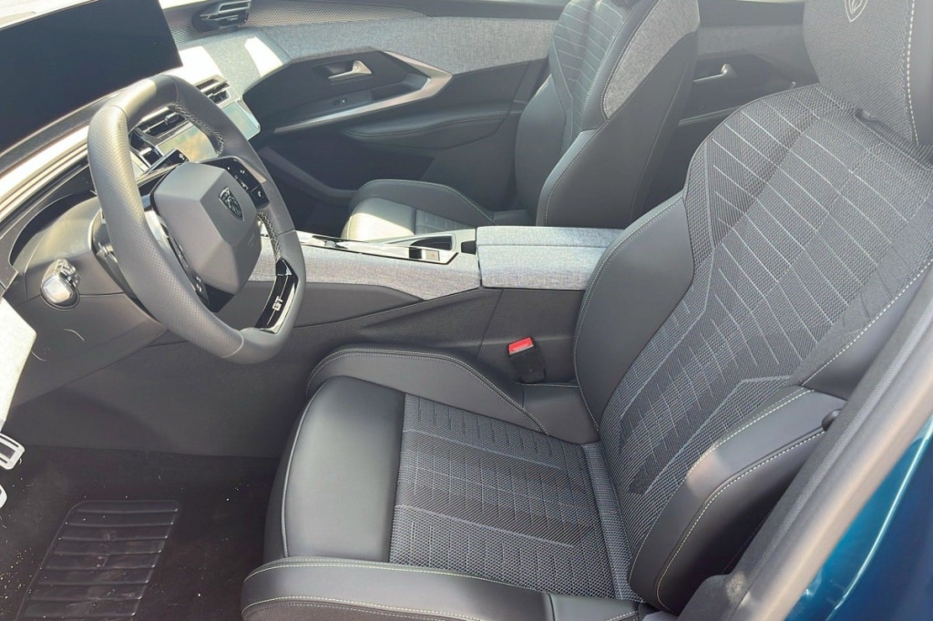 PEUGEOT 3008 Hybrid 145 e-DCS6 GT - ref: 1-347428 - Photo 9