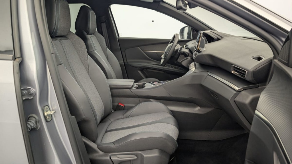 PEUGEOT 3008 Hybrid 180 e-EAT8 Allure Pack - ref: 1-351568 - Photo 9