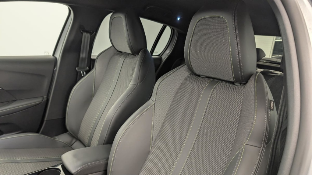 PEUGEOT 208 Hybrid 136 e-DCS6 GT - ref: 1-357680 - Photo 16