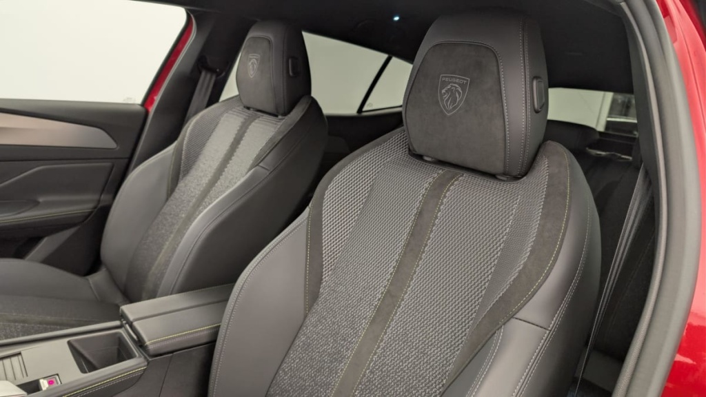 PEUGEOT 408 Hybrid 145 e-DCS6 GT - ref: 1-357882 - Photo 16