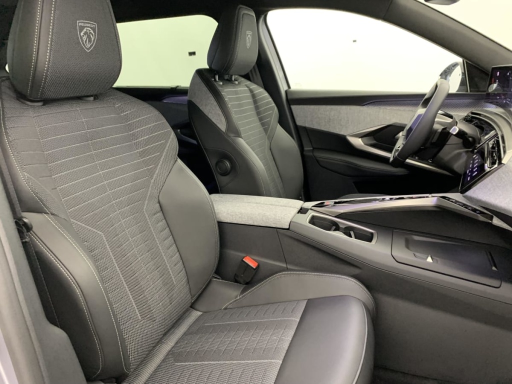 PEUGEOT 5008 Hybrid 145 e-DCS6 GT - ref: 1-359477 - Photo 9