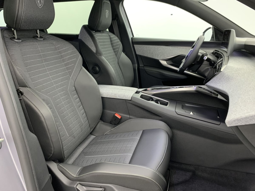 PEUGEOT 5008 Hybrid 145 e-DCS6 GT - ref: 1-359487 - Photo 9