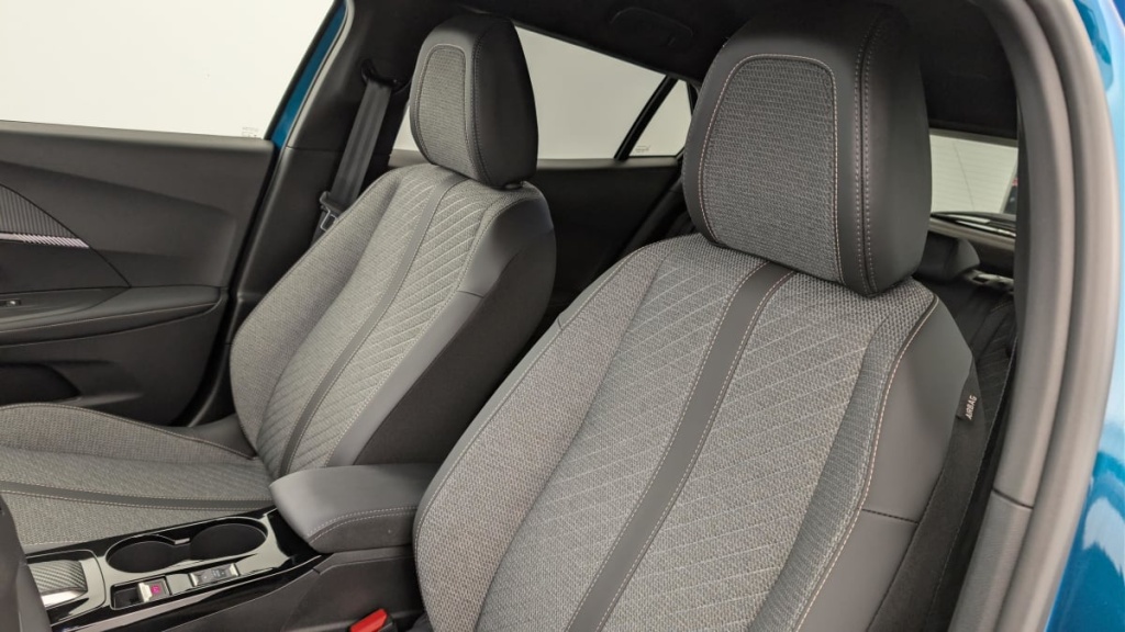 PEUGEOT 2008 Hybrid 136 e-DCS6 Allure - ref: 1-360718 - Photo 16